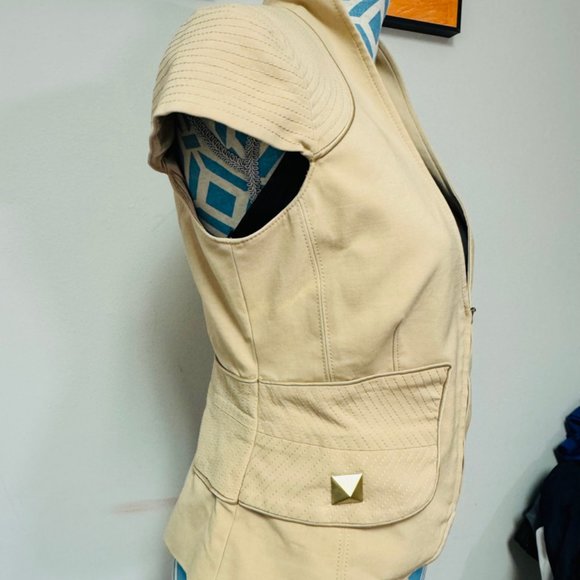 Marciano Blazer Women 10 Tan Deep V Zip Front Gold Studs Cap Sleeves Peplum Back - Picture 6 of 12